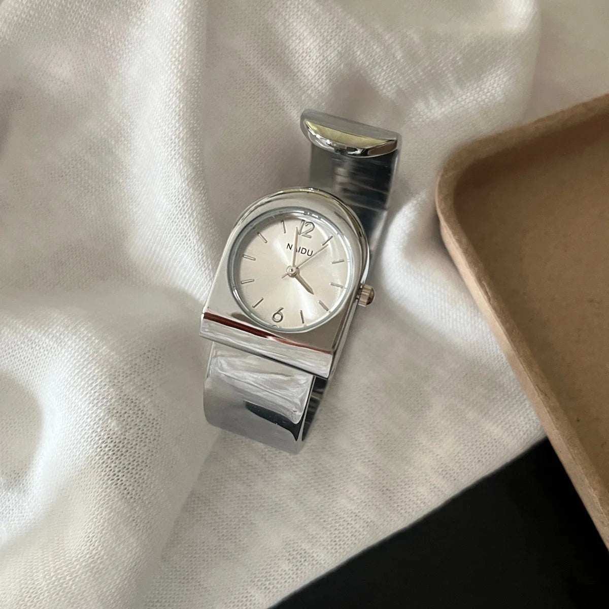 2026 New Gold Bracelet Watch Women's Luxury High-Level Personalized Design Exquisite Fashion Quartz Watch Birthday Gift