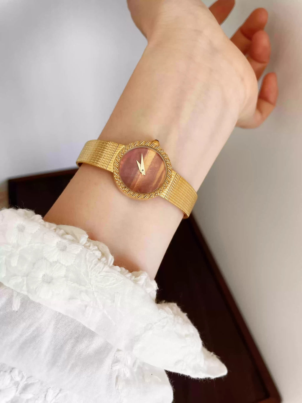 Retro Natural Striped Stone Face Women Watch Twisted Edge Gold Texture Metal Band Minimalist Ladies Quartz Wristwatch