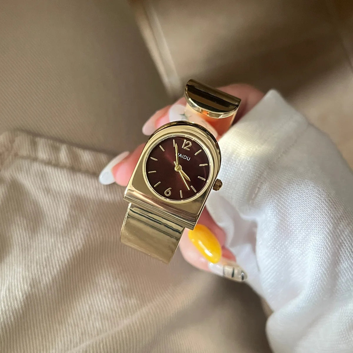 2026 New Gold Bracelet Watch Women's Luxury High-Level Personalized Design Exquisite Fashion Quartz Watch Birthday Gift