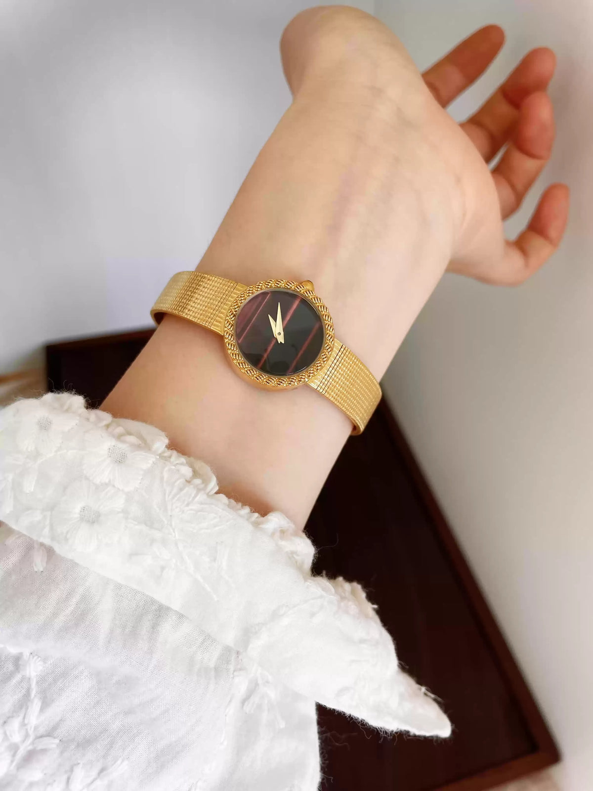 Retro Natural Striped Stone Face Women Watch Twisted Edge Gold Texture Metal Band Minimalist Ladies Quartz Wristwatch