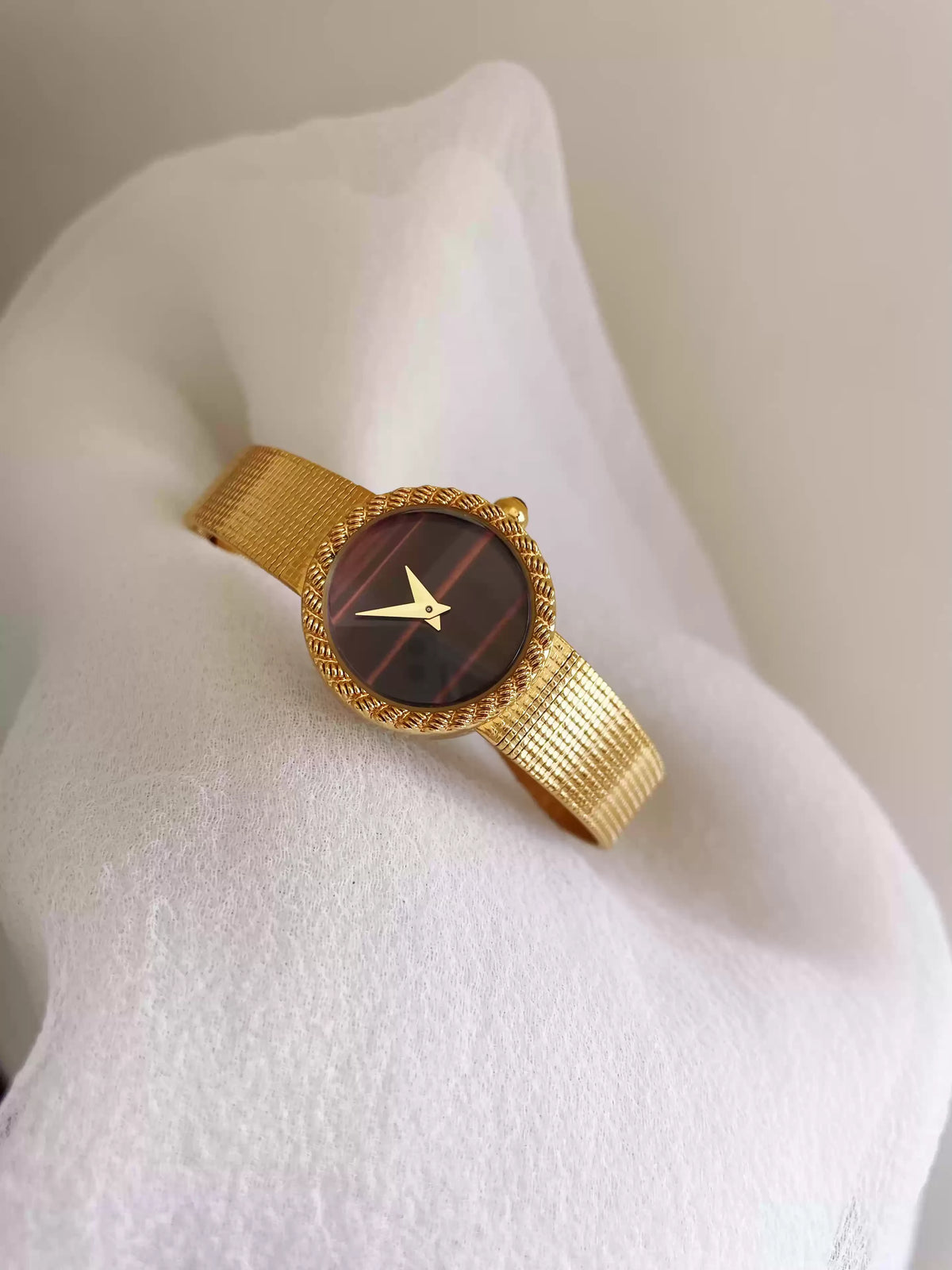 Retro Natural Striped Stone Face Women Watch Twisted Edge Gold Texture Metal Band Minimalist Ladies Quartz Wristwatch
