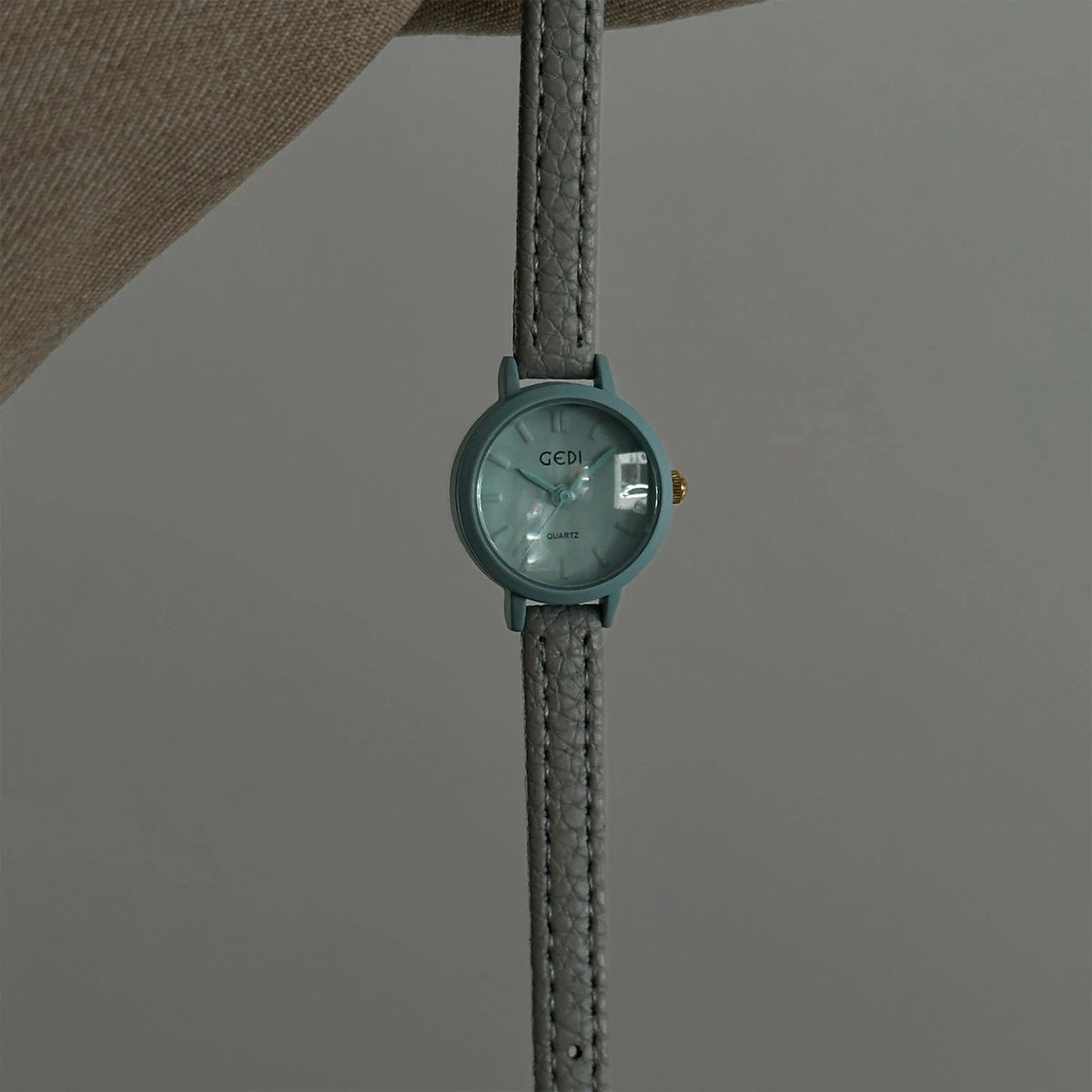 Vintage Mini Round Dial Quartz Women Watch Leather Strap Wristwatch Minimalist Retro Dial Ladies Small Dress Watch Daily Gift