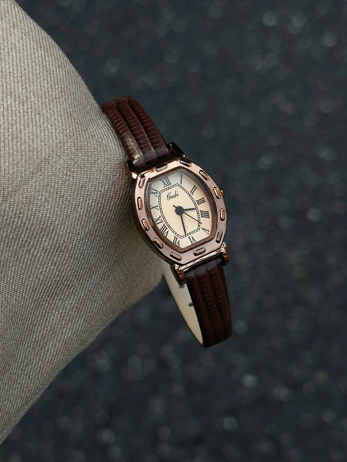 Vintage Roman Numeral  Quartz Women Watch Leather Strap Ladies Wristwatch Retro Barrel Dial Elegant Dress Watches Daily Gift