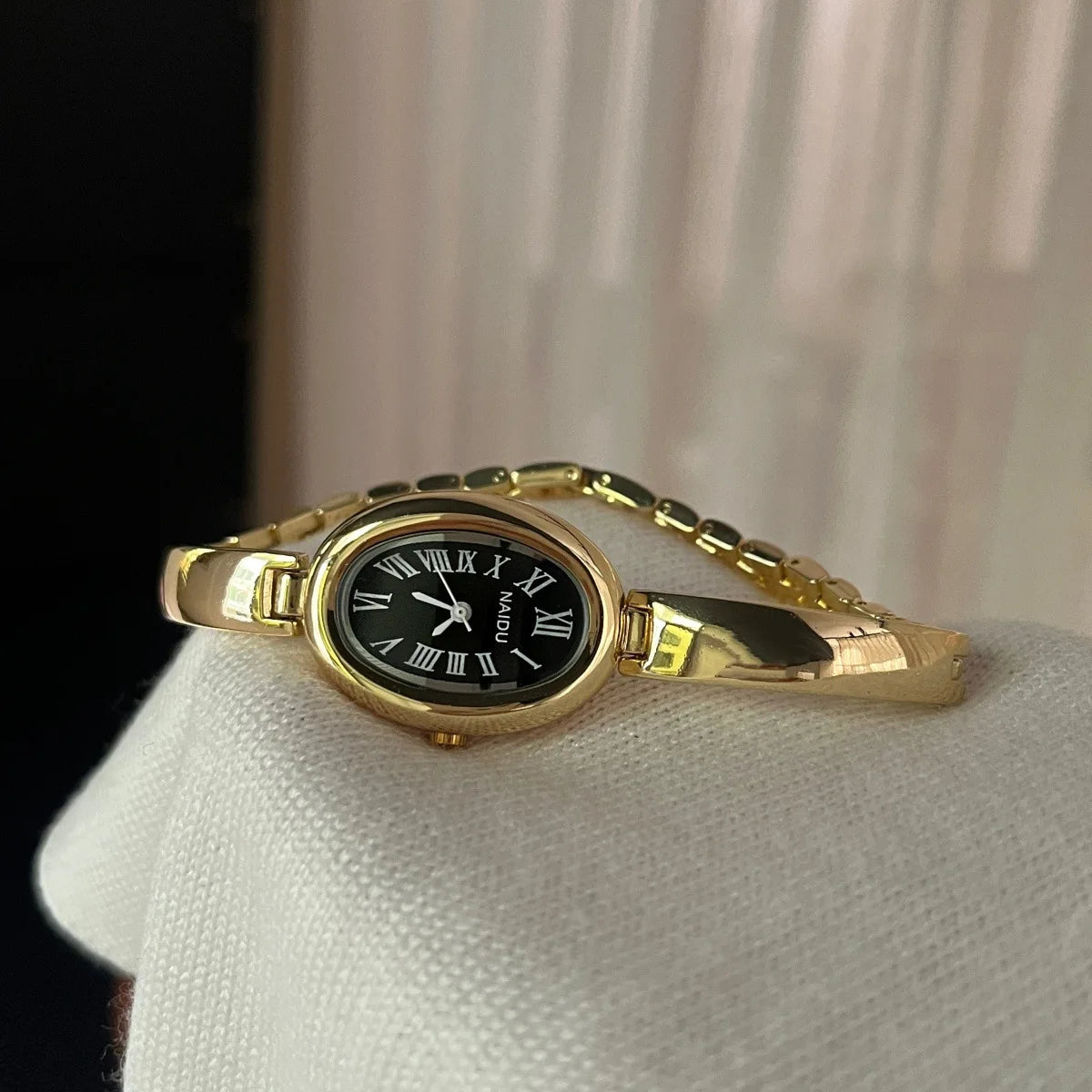 2026 New Oval Women's Bathtub Fashionable Elegant High Quality Bracelet Watch Exquisite Retro Small Gold Watch Quartz Watch