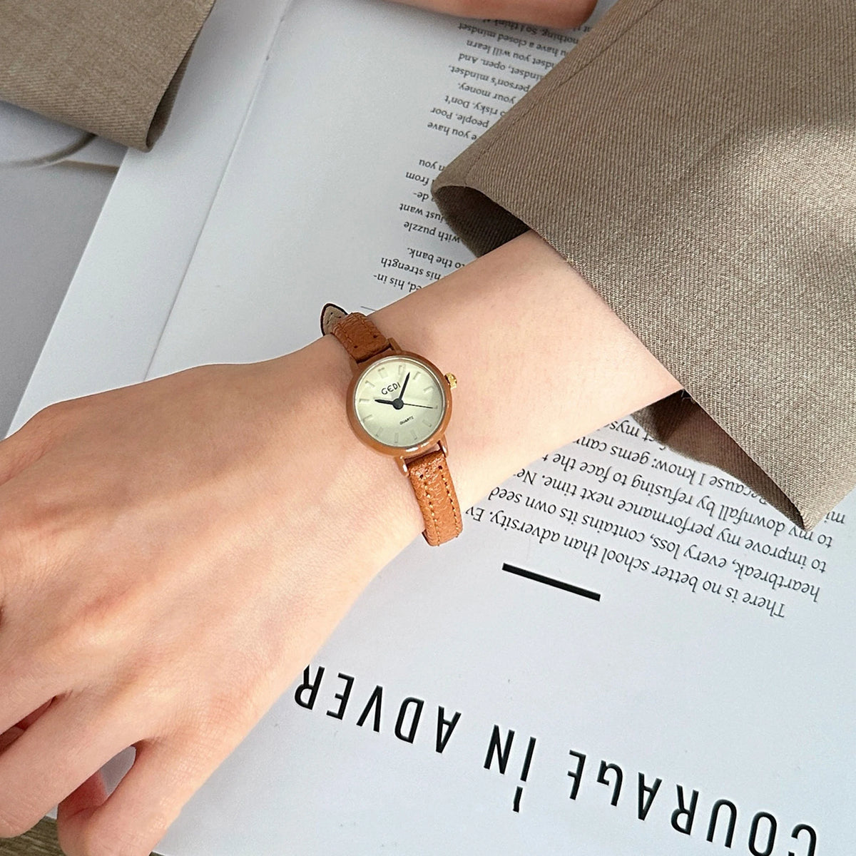 Vintage Mini Round Dial Quartz Women Watch Leather Strap Wristwatch Minimalist Retro Dial Ladies Small Dress Watch Daily Gift