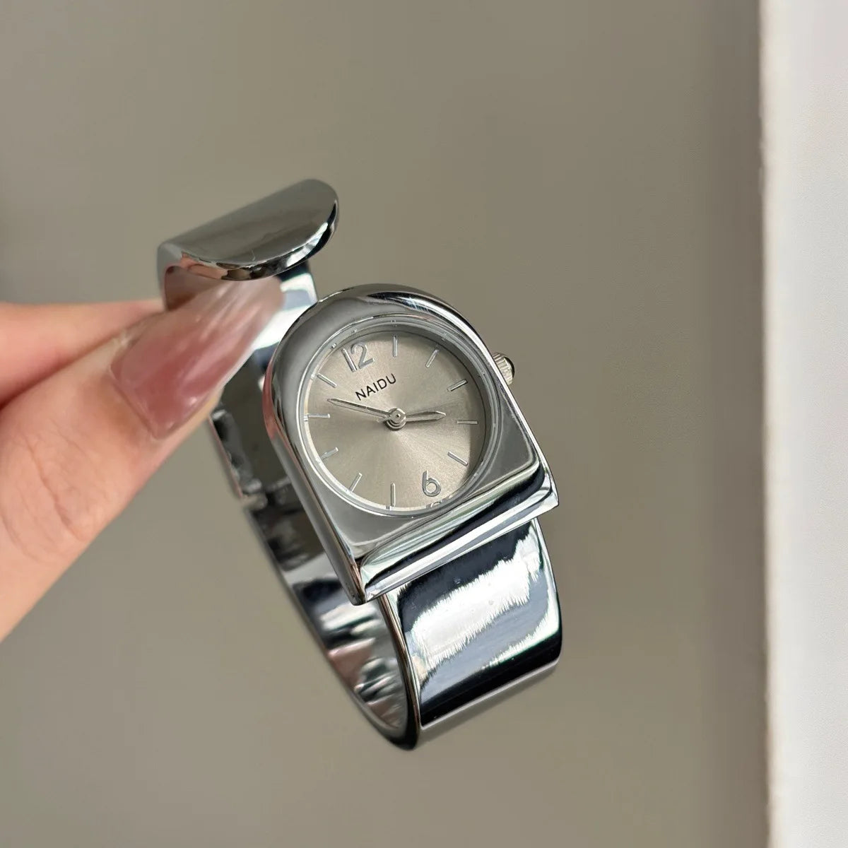 2026 New Gold Bracelet Watch Women's Luxury High-Level Personalized Design Exquisite Fashion Quartz Watch Birthday Gift