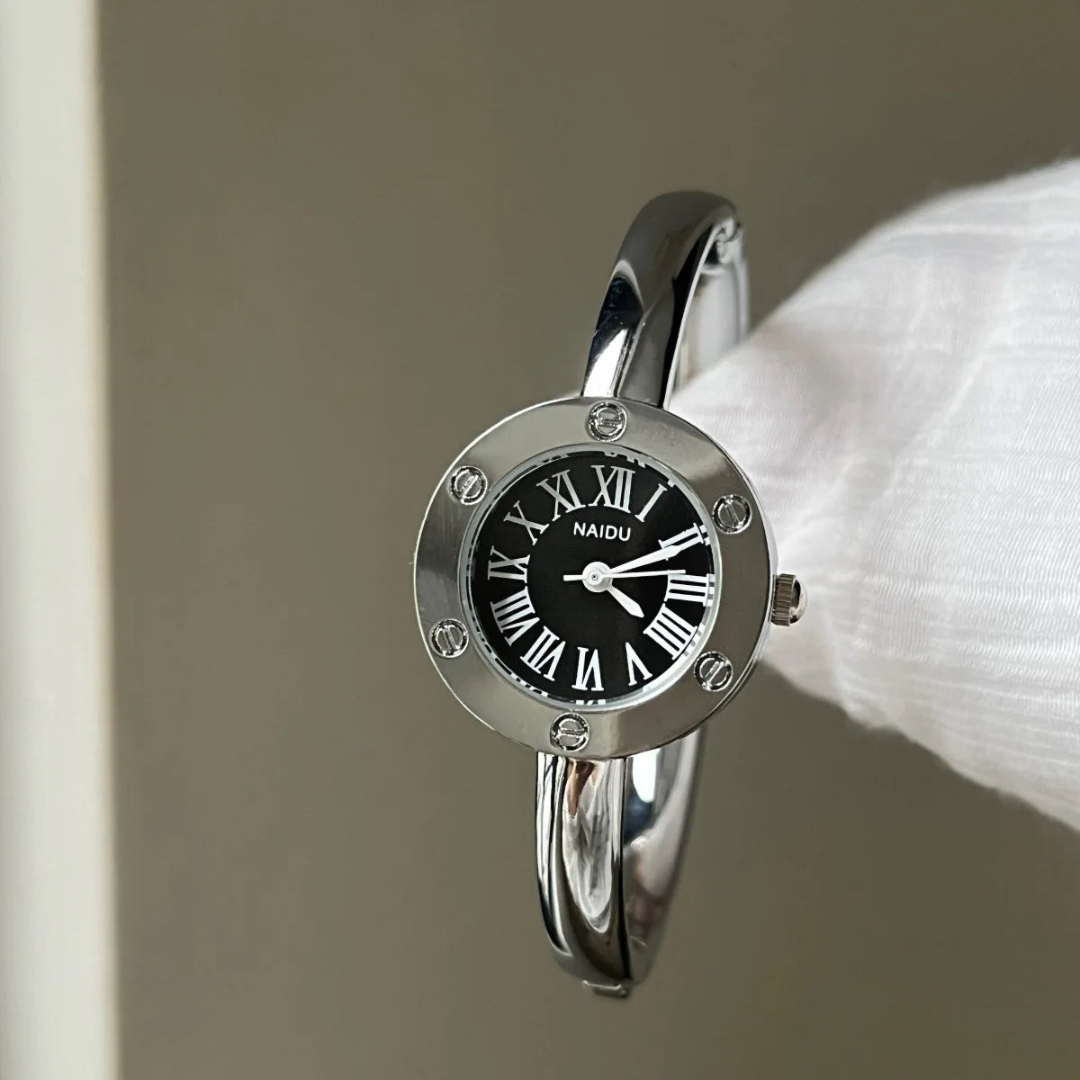 2026 new round Roman scale small dial gold bracelet watch creative design stainless steel gold quartz watch gift for women