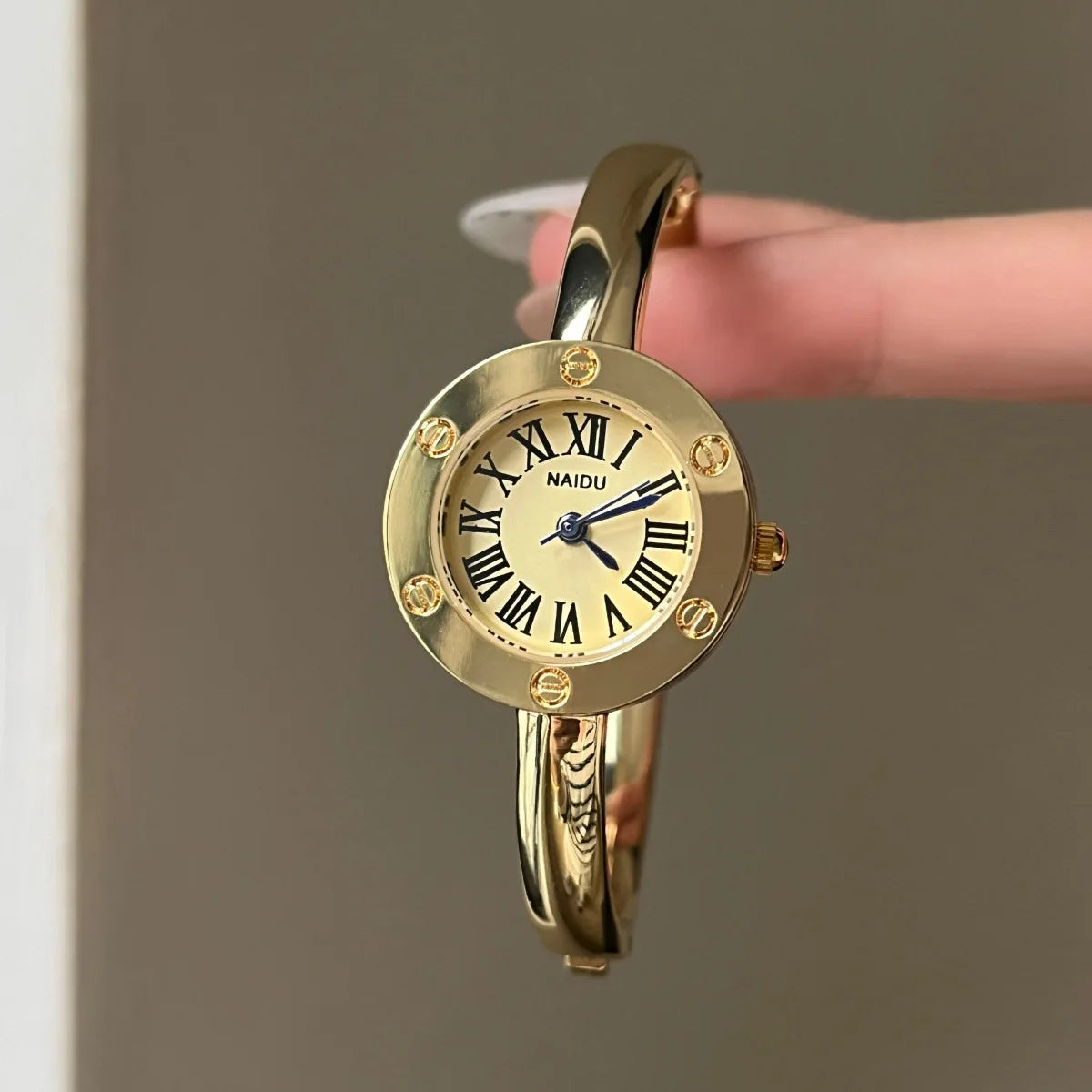 2026 new round Roman scale small dial gold bracelet watch creative design stainless steel gold quartz watch gift for women