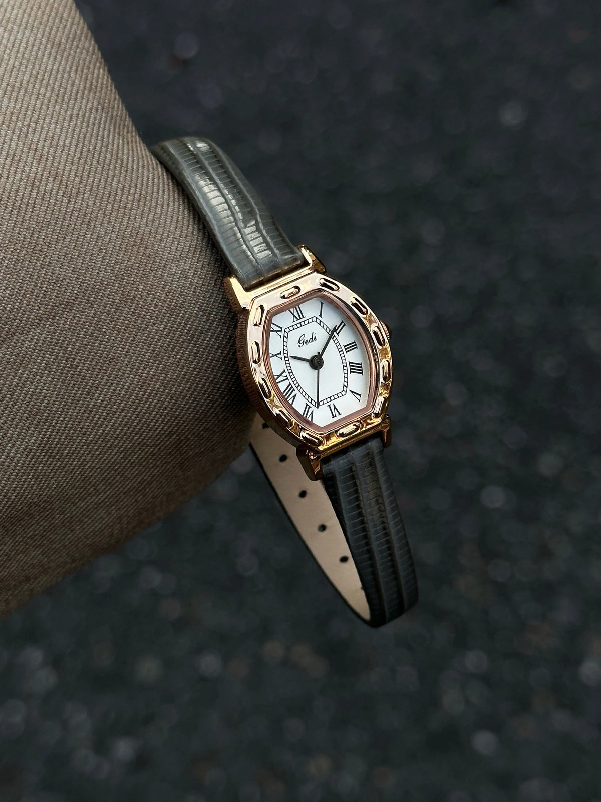 Vintage Roman Numeral  Quartz Women Watch Leather Strap Ladies Wristwatch Retro Barrel Dial Elegant Dress Watches Daily Gift