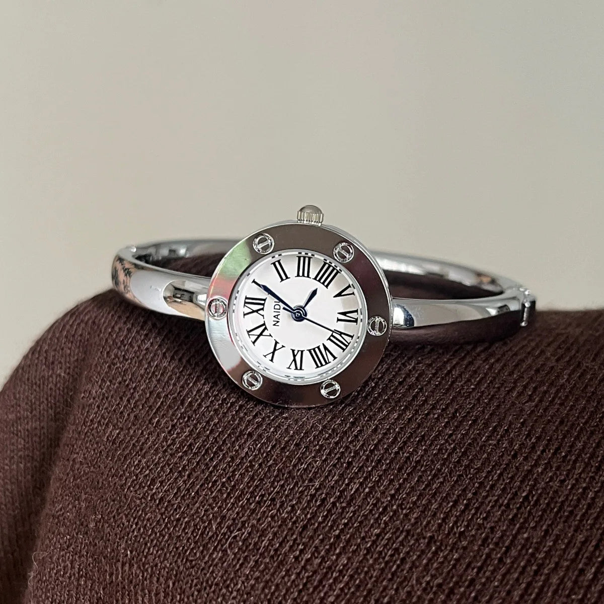 2026 new round Roman scale small dial gold bracelet watch creative design stainless steel gold quartz watch gift for women