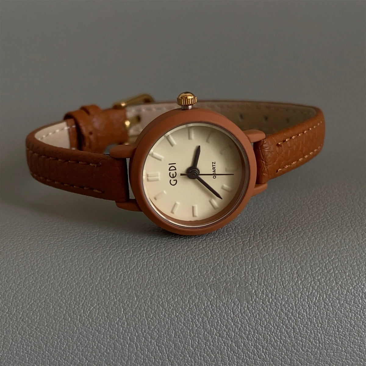 Vintage Mini Round Dial Quartz Women Watch Leather Strap Wristwatch Minimalist Retro Dial Ladies Small Dress Watch Daily Gift