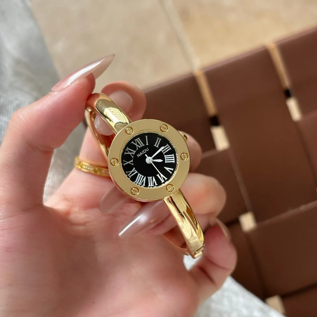 2026 new round Roman scale small dial gold bracelet watch creative design stainless steel gold quartz watch gift for women