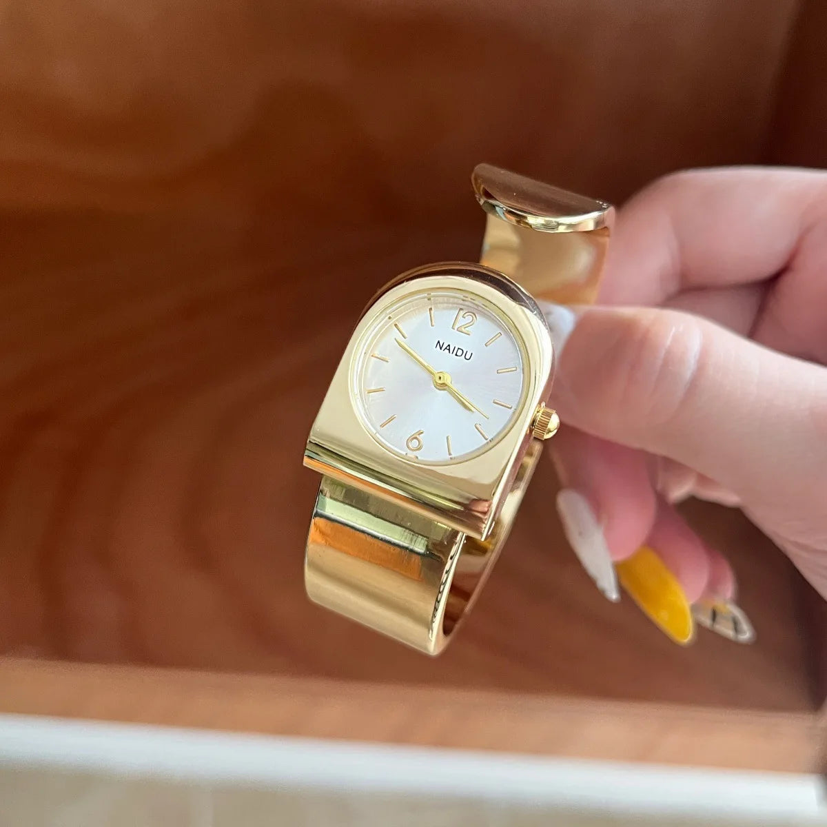 2026 New Gold Bracelet Watch Women's Luxury High-Level Personalized Design Exquisite Fashion Quartz Watch Birthday Gift
