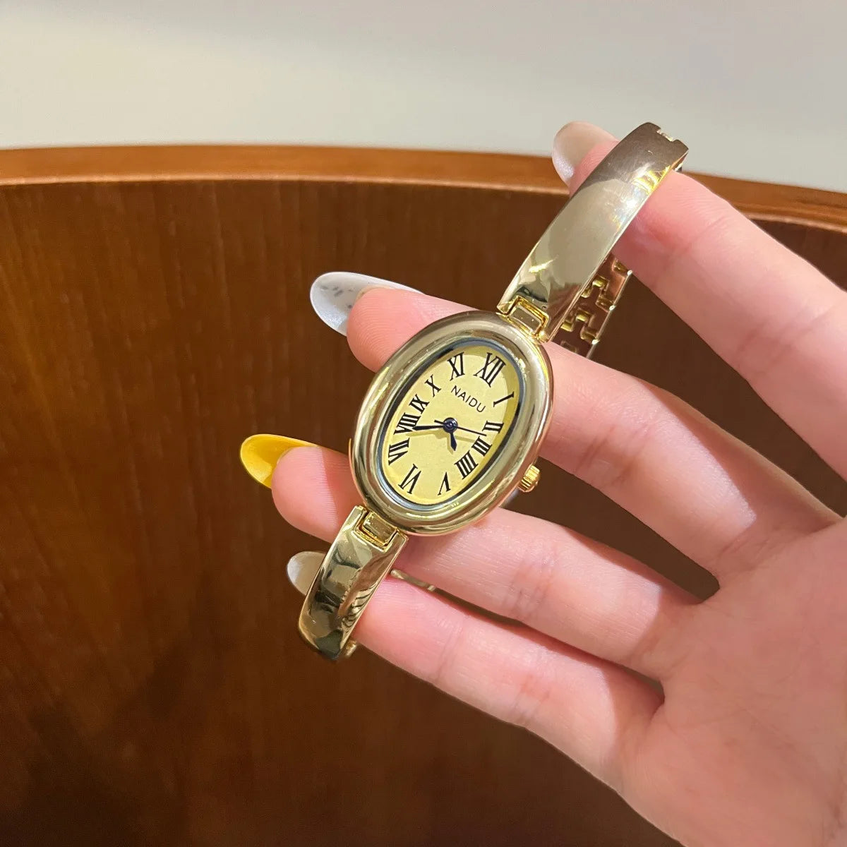 2026 New Oval Women's Bathtub Fashionable Elegant High Quality Bracelet Watch Exquisite Retro Small Gold Watch Quartz Watch