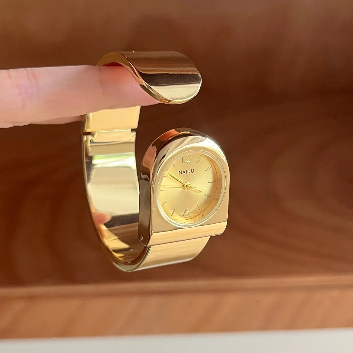 2026 New Gold Bracelet Watch Women's Luxury High-Level Personalized Design Exquisite Fashion Quartz Watch Birthday Gift
