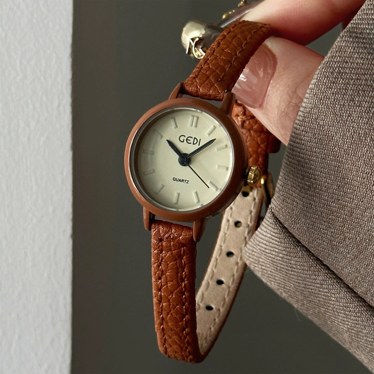 Vintage Mini Round Dial Quartz Women Watch Leather Strap Wristwatch Minimalist Retro Dial Ladies Small Dress Watch Daily Gift