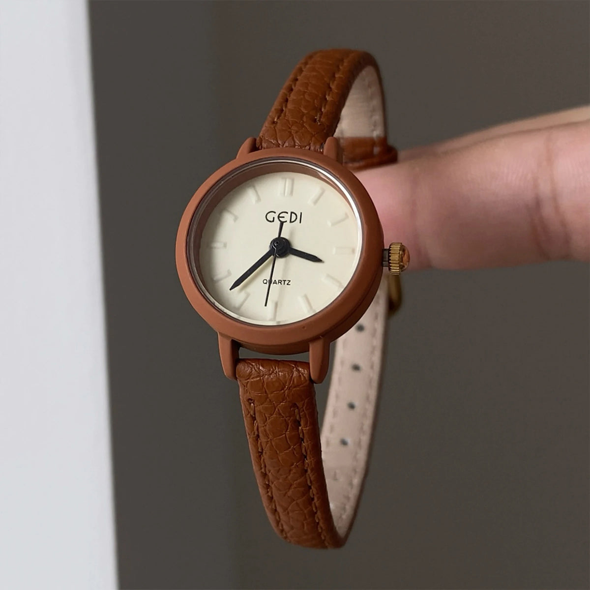 Vintage Mini Round Dial Quartz Women Watch Leather Strap Wristwatch Minimalist Retro Dial Ladies Small Dress Watch Daily Gift