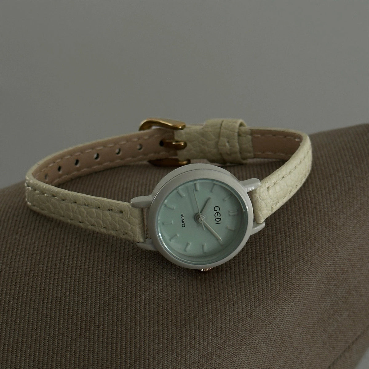 Vintage Mini Round Dial Quartz Women Watch Leather Strap Wristwatch Minimalist Retro Dial Ladies Small Dress Watch Daily Gift