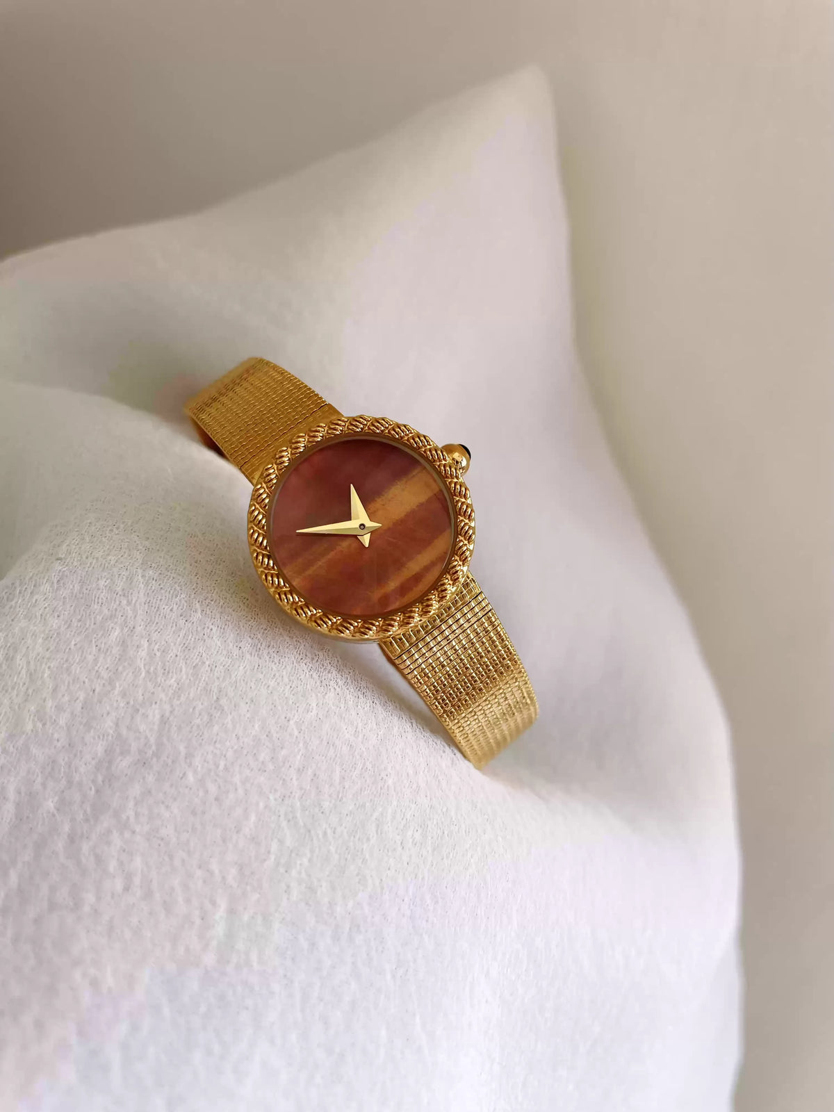 Retro Natural Striped Stone Face Women Watch Twisted Edge Gold Texture Metal Band Minimalist Ladies Quartz Wristwatch