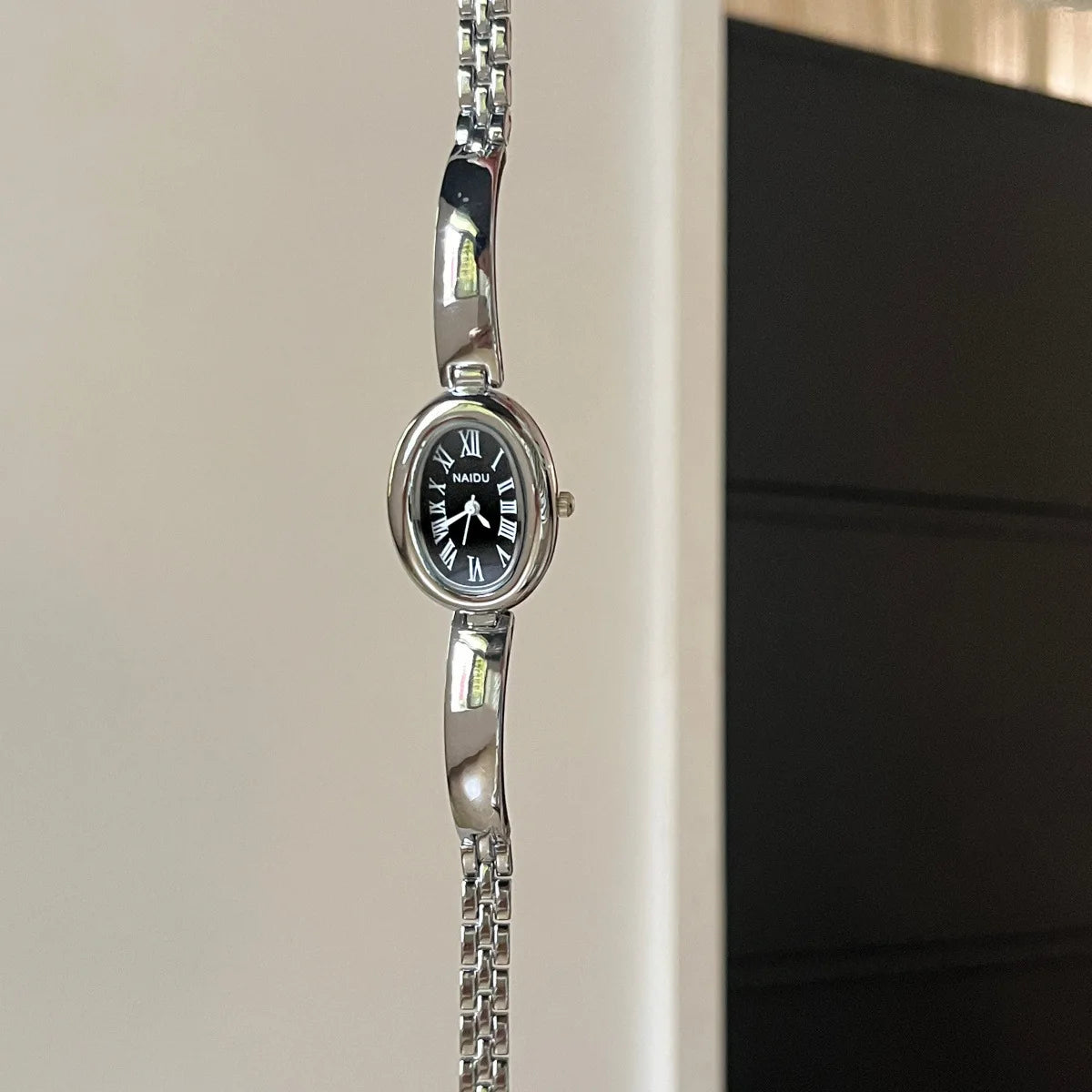 2026 New Oval Women's Bathtub Fashionable Elegant High Quality Bracelet Watch Exquisite Retro Small Gold Watch Quartz Watch